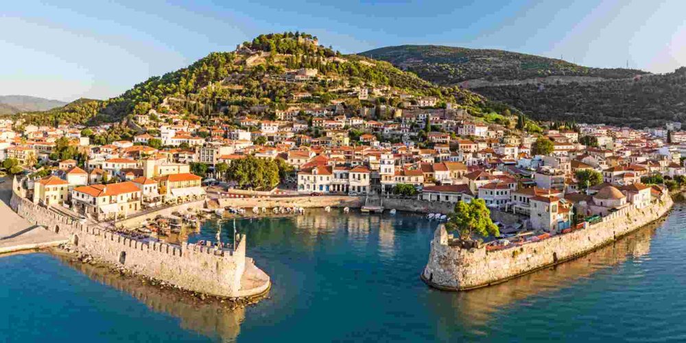 Bucht von Nafpaktos mit t&uuml;rkisem Meer