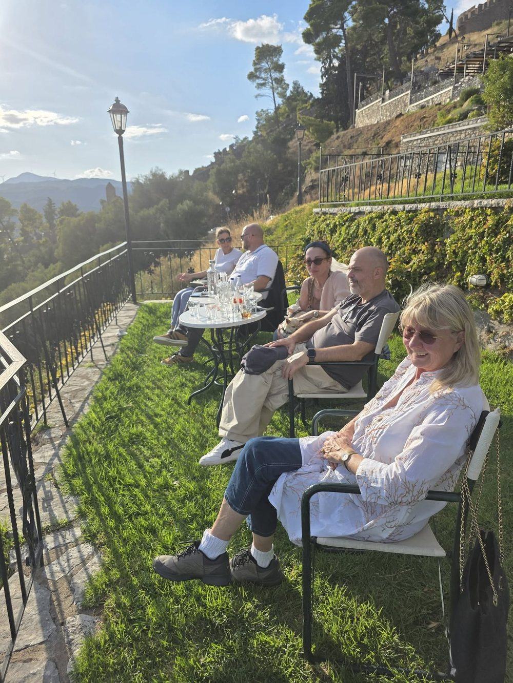Teilnehmende in der Abendsonne auf einer Terrasse